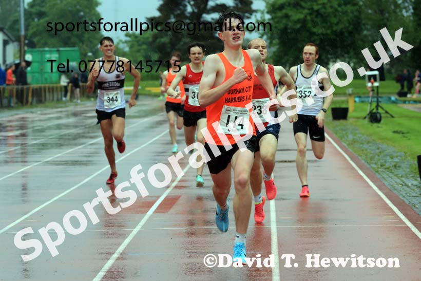 The Jimmy Hedley 800 metres on a very wet Wednesday evening, May 29th, NEGP 2, Monkton Stadium.  Photo: David T. Hewitson/Sports for All Pics